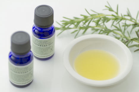 精油の小瓶と植物油を上から撮影したアロマテラピーのイメージ