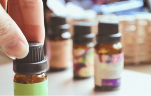 状態に合わせて精油を選ぶアロマセラピストの手元