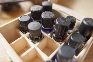 アロマセラピストが使用する木箱に入ったたくさんの精油