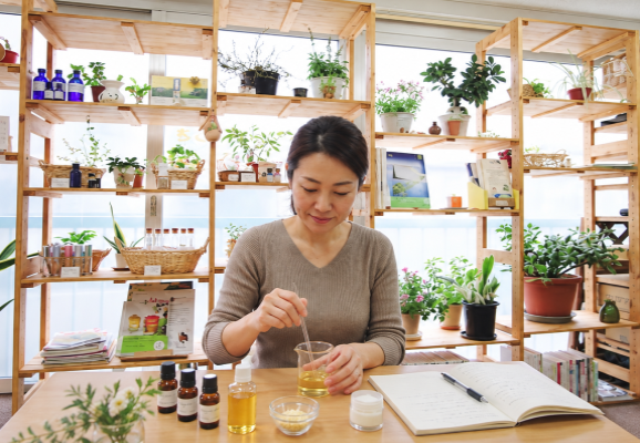 精油や植物素材にふれながら実習するアロマテラピー検定1級講座