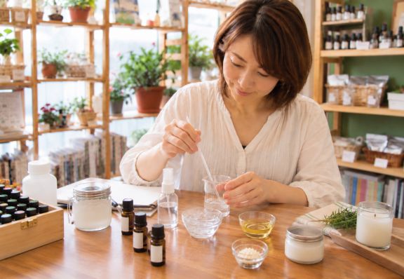 精油やさまざまな素材を使ってアロマクラフトを楽しむ女性
